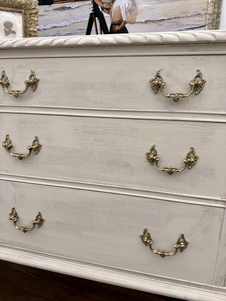 Vintage Queen Anne French Provincial Style Sideboard/ Buffet