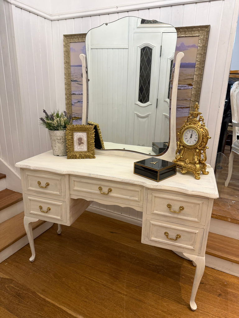 Vintage Queen Anne French Provincial Style Dressing Table.