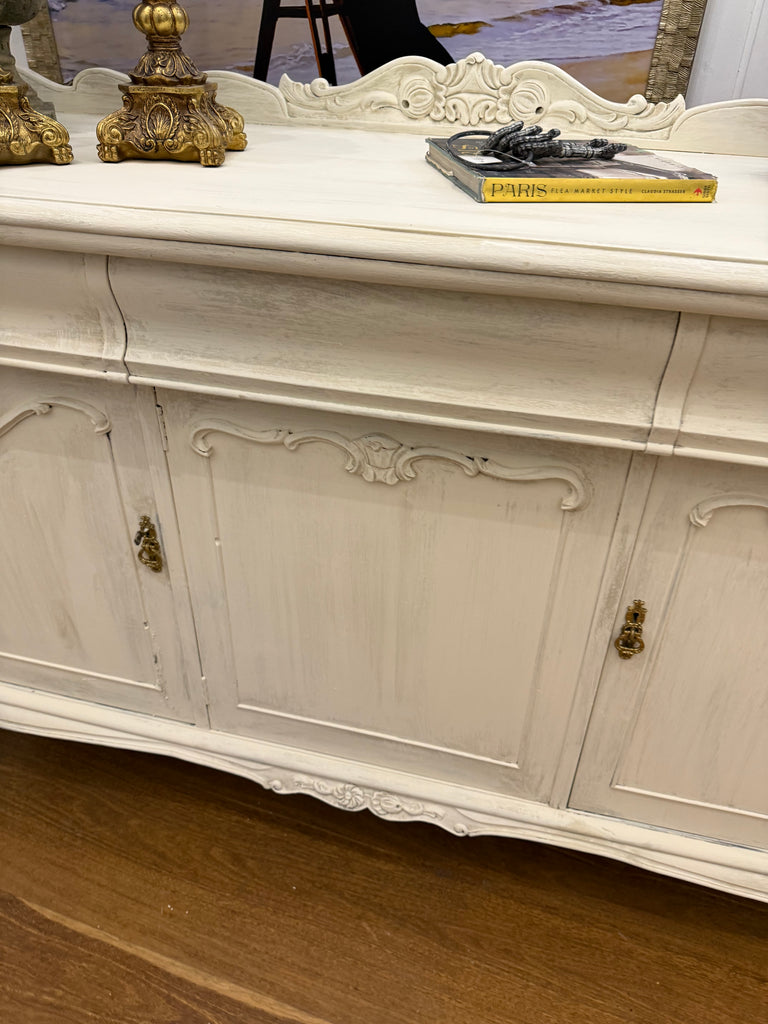 Vintage Queen Anne French Provincial Style Sideboard/Buffet