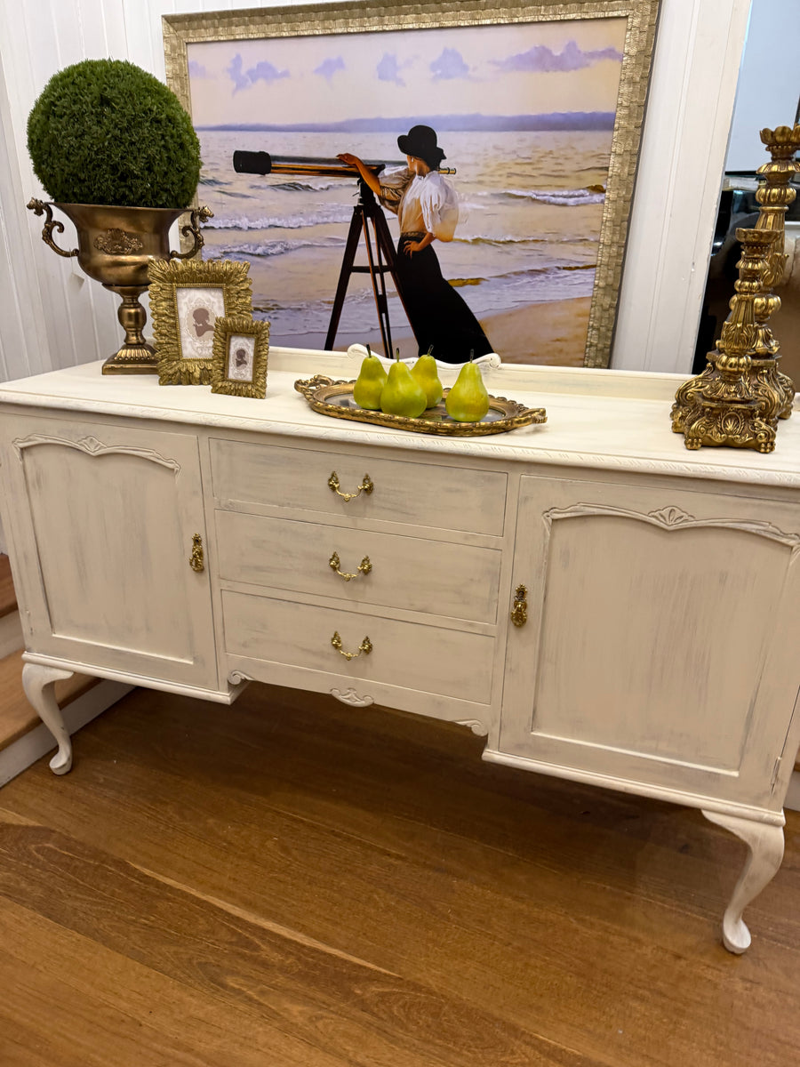 Vintage Queen Anne French Provincial Style Sideboard/Buffet
