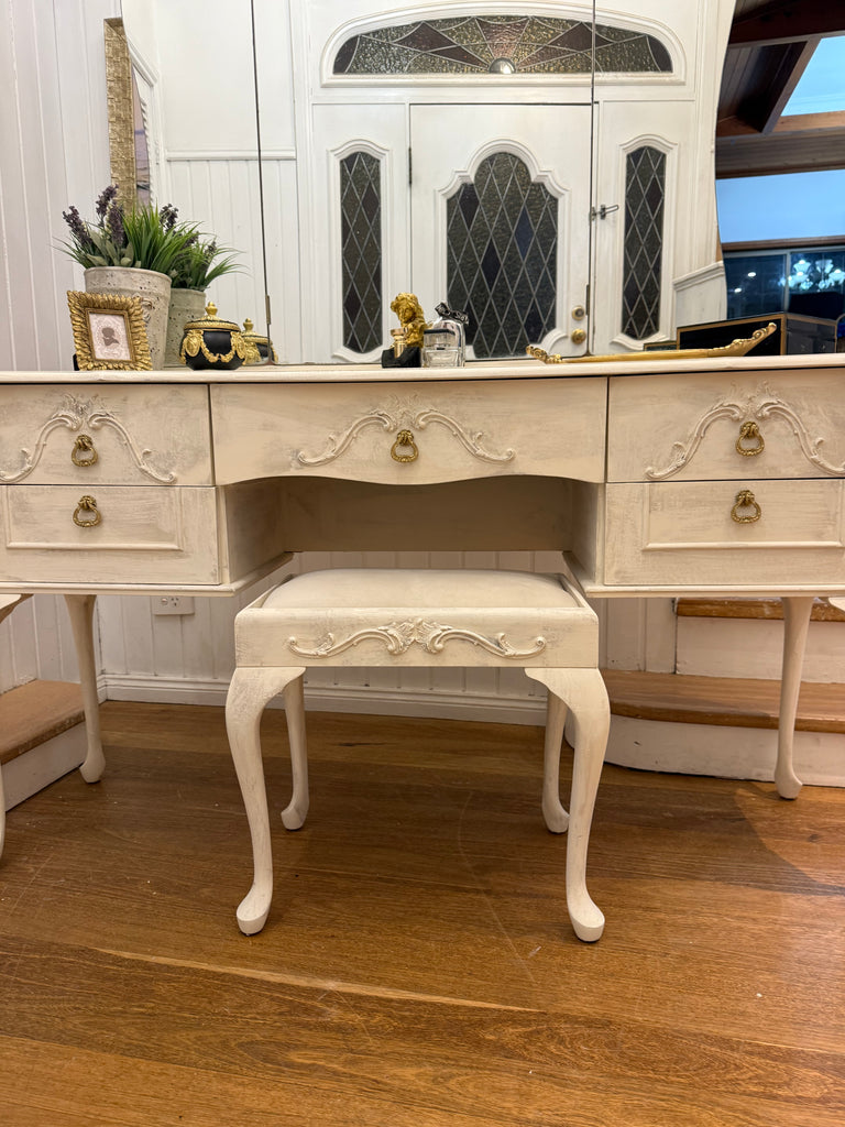 Vintage Queen Anne French Provincial Style Dressing Table and Stool