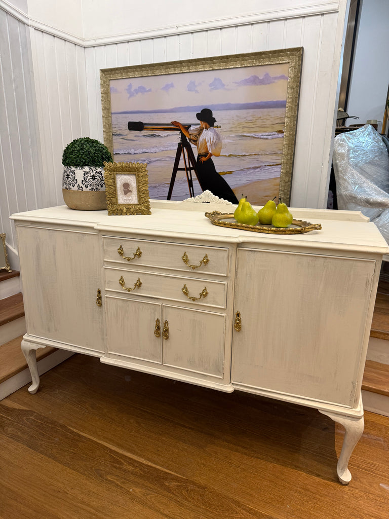 Vintage Queen Anne French Provincial Style Sideboard/ Buffet