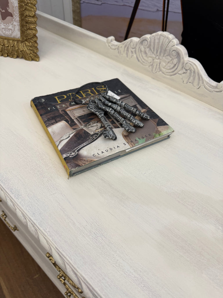 Vintage Queen Anne French Provincial Style Sideboard/ Buffet