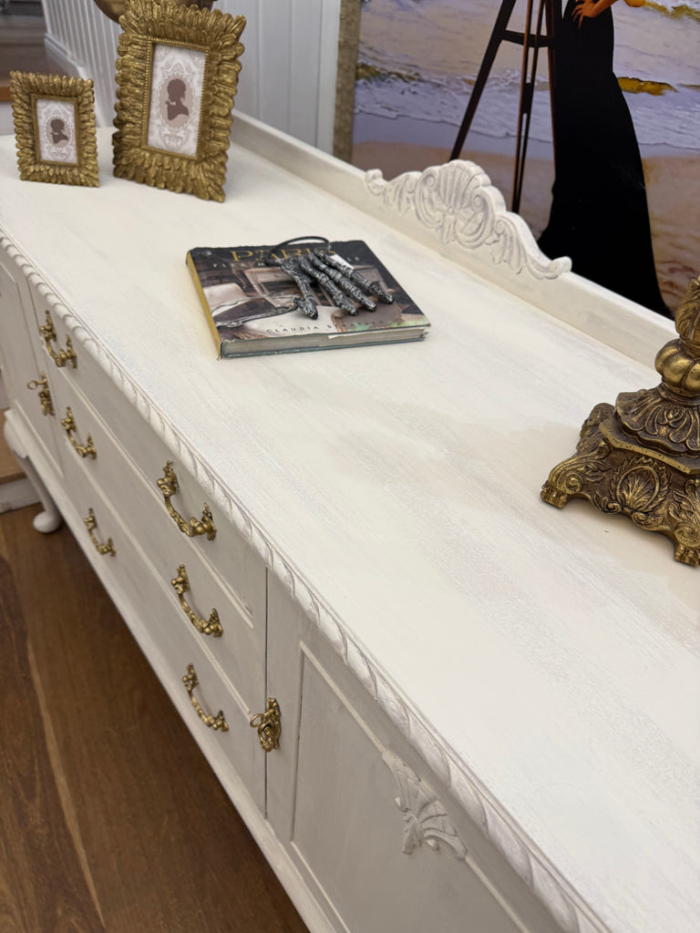 Vintage Queen Anne French Provincial Style Sideboard/ Buffet