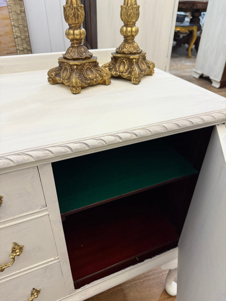 Vintage Queen Anne French Provincial Style Sideboard/ Buffet