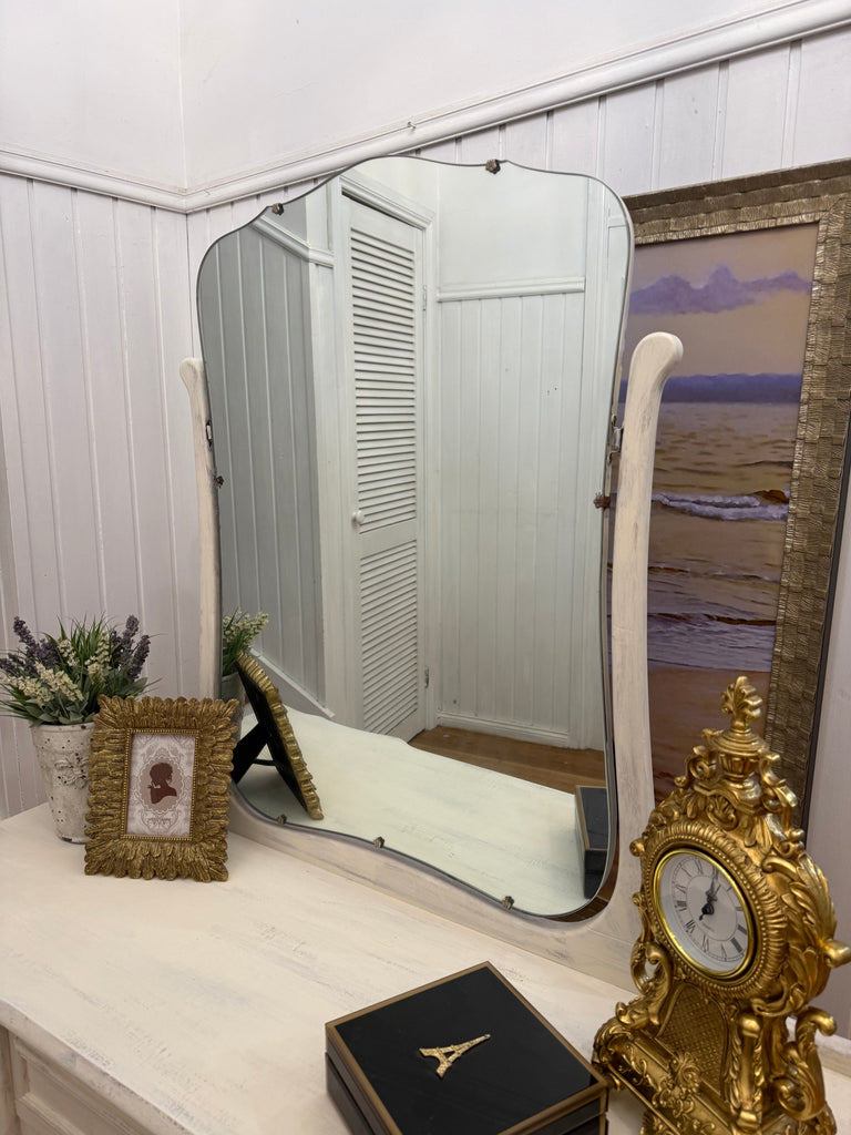 Vintage Queen Anne French Provincial Style Dressing Table.