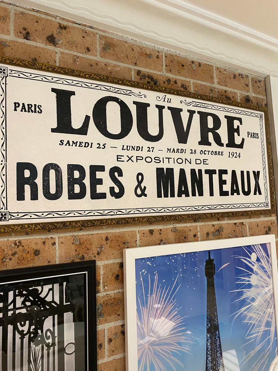 Louvre Advertisement - Robes & Manteaux Exposition