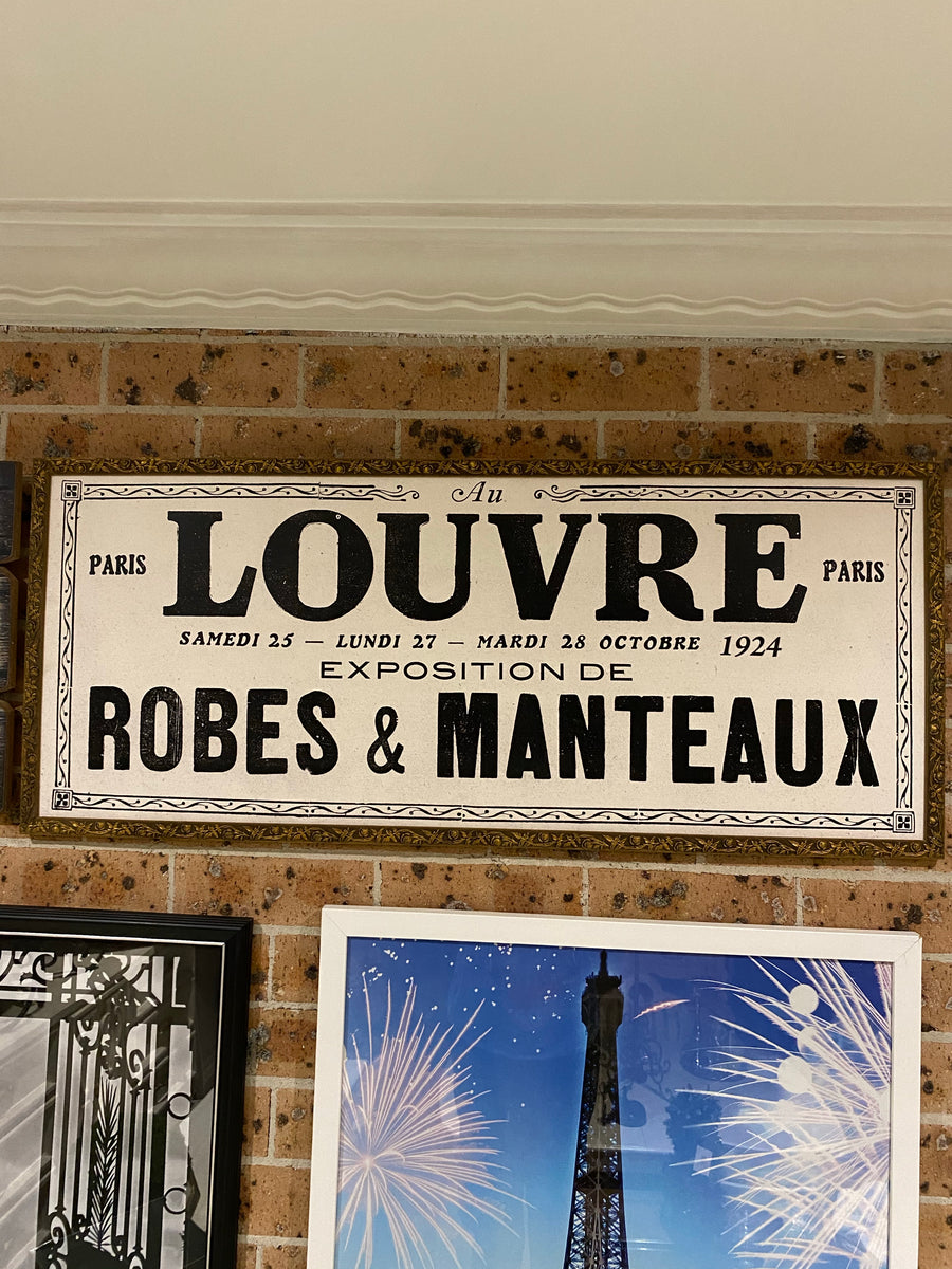 Louvre Advertisement - Robes & Manteaux Exposition