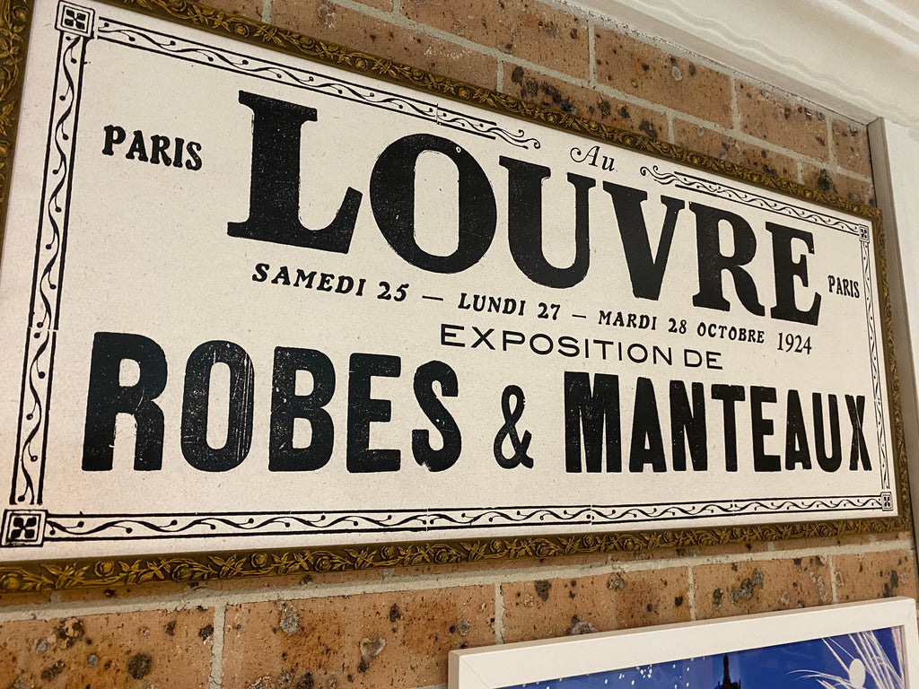 Louvre Advertisement - Robes & Manteaux Exposition