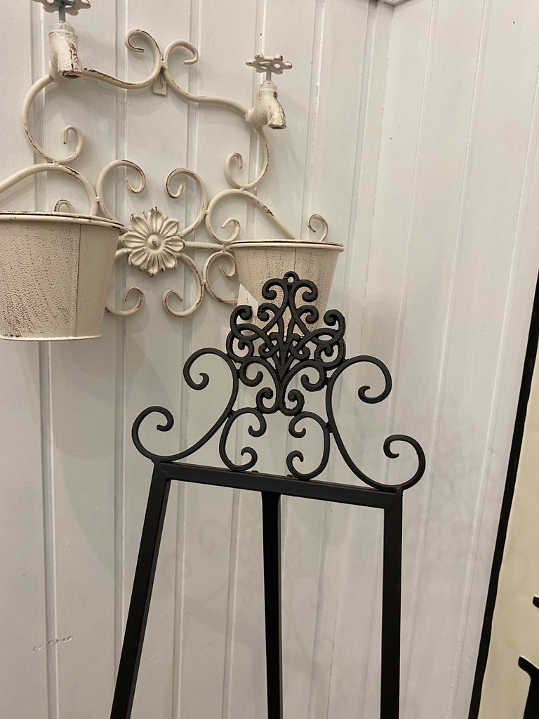 Wall hanging metal planter