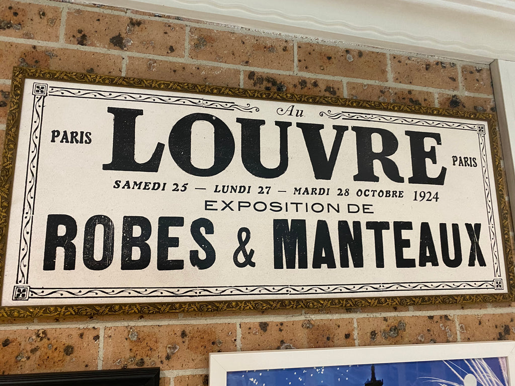 Louvre Advertisement - Robes & Manteaux Exposition