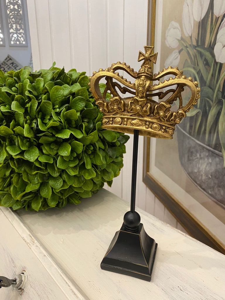 Small crown on stand
