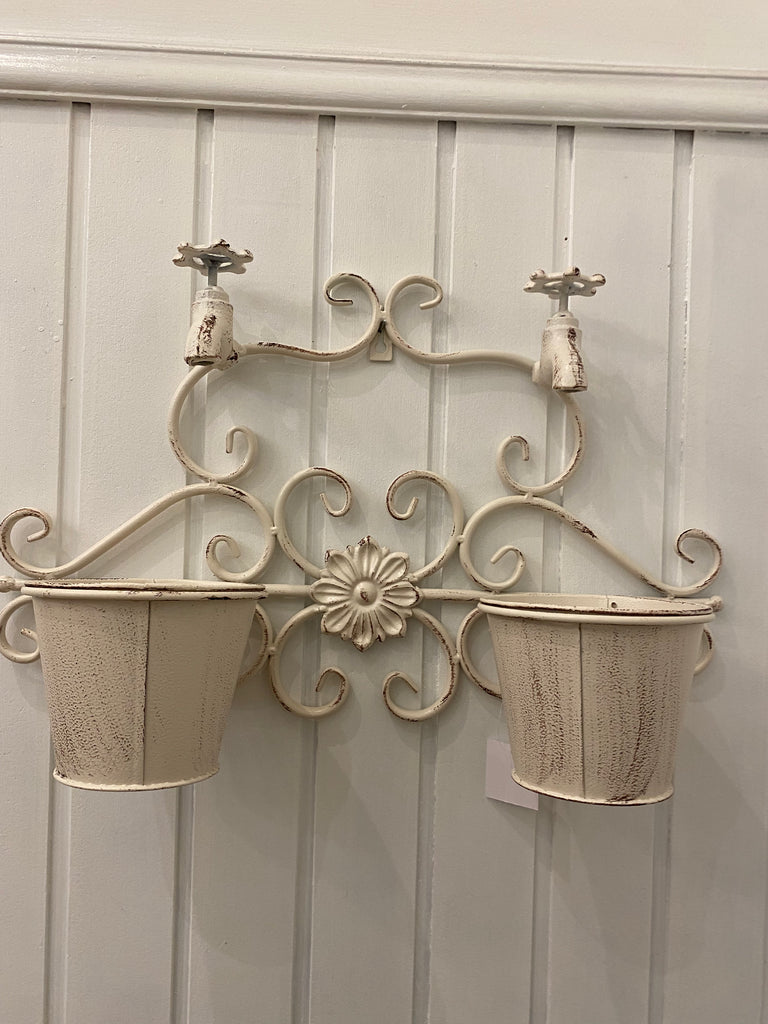 Wall hanging metal planter